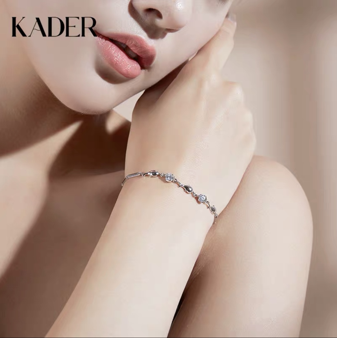 Small pendant bracelet