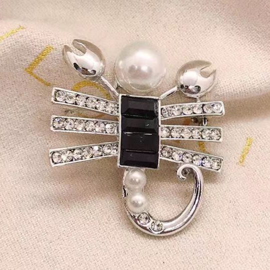 蝎子欧美风气质西装配饰