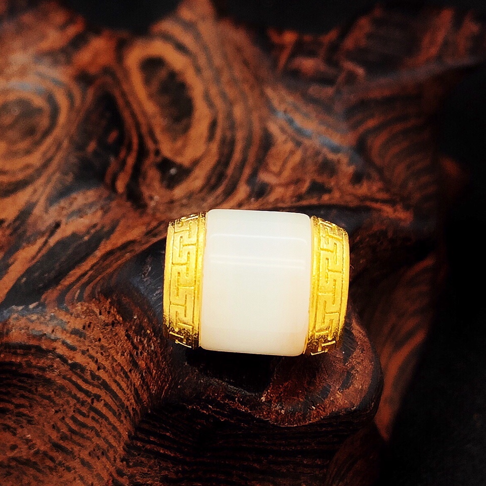 Both sides of the Great Wall pattern plus white jade beads, bracelet and necklace matching preferred