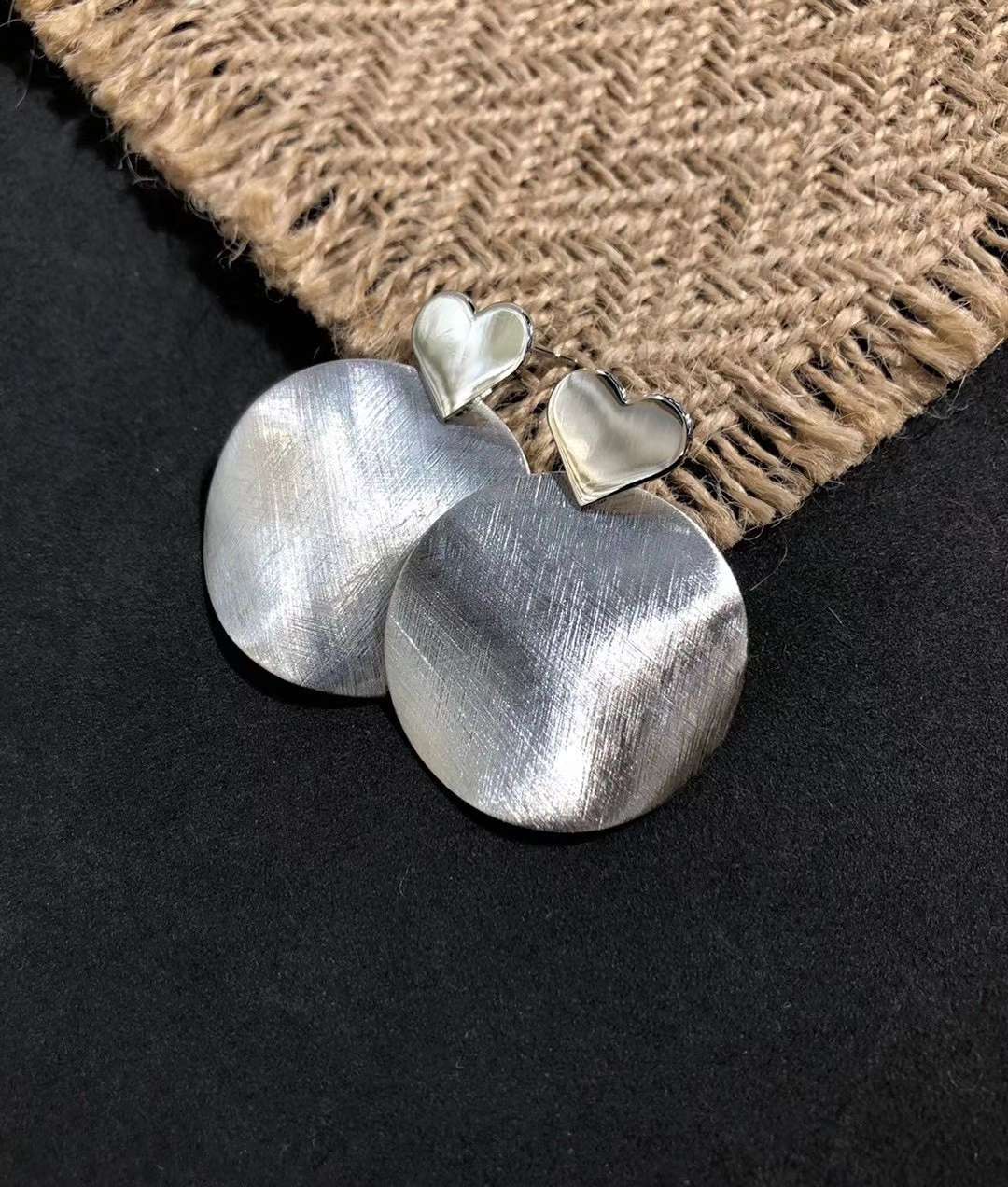 Retro French design sense heart-shaped brushed gold earrings, high-end summer stud earrings for women, Korean-style high-end internet-famous earrings Item Picture