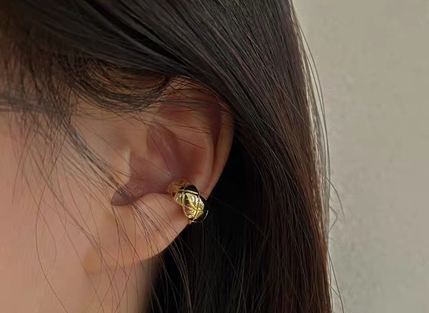 The French checkered cold style retro ear clips, without ear holes, exude a feminine charm and are simple and fashionable. The ear bone clips are ethereal and forest-like, extremely fairy-like detail image 1