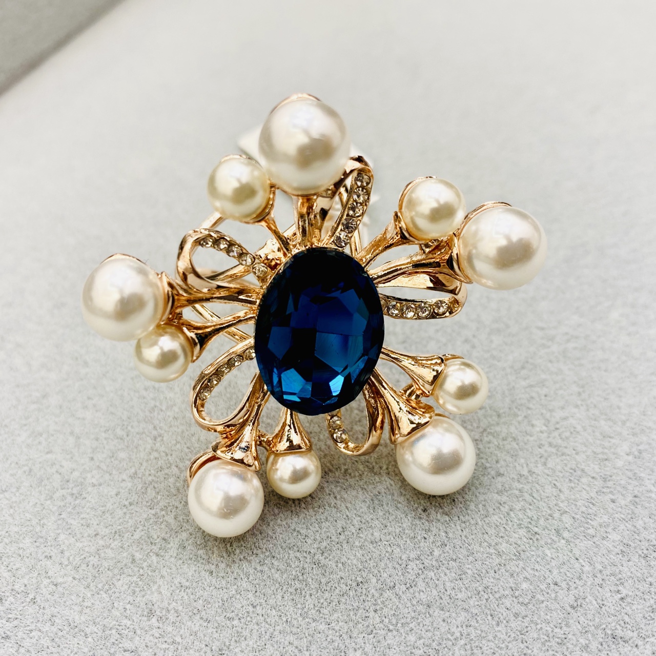 European and American retro alloy pearl crystal rhinestone brooch, elegant brooch, high-end silk scarf clasp birthday gift