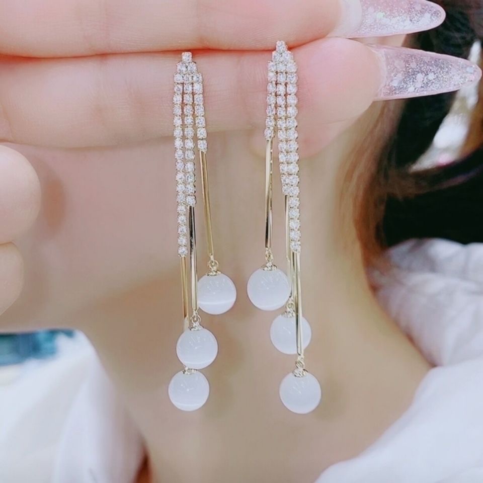 Cat's eye stone earrings, a trendy and stylish 2021 Korean fashion icon, are versatile long tassel earrings that can help slim the face Specification image