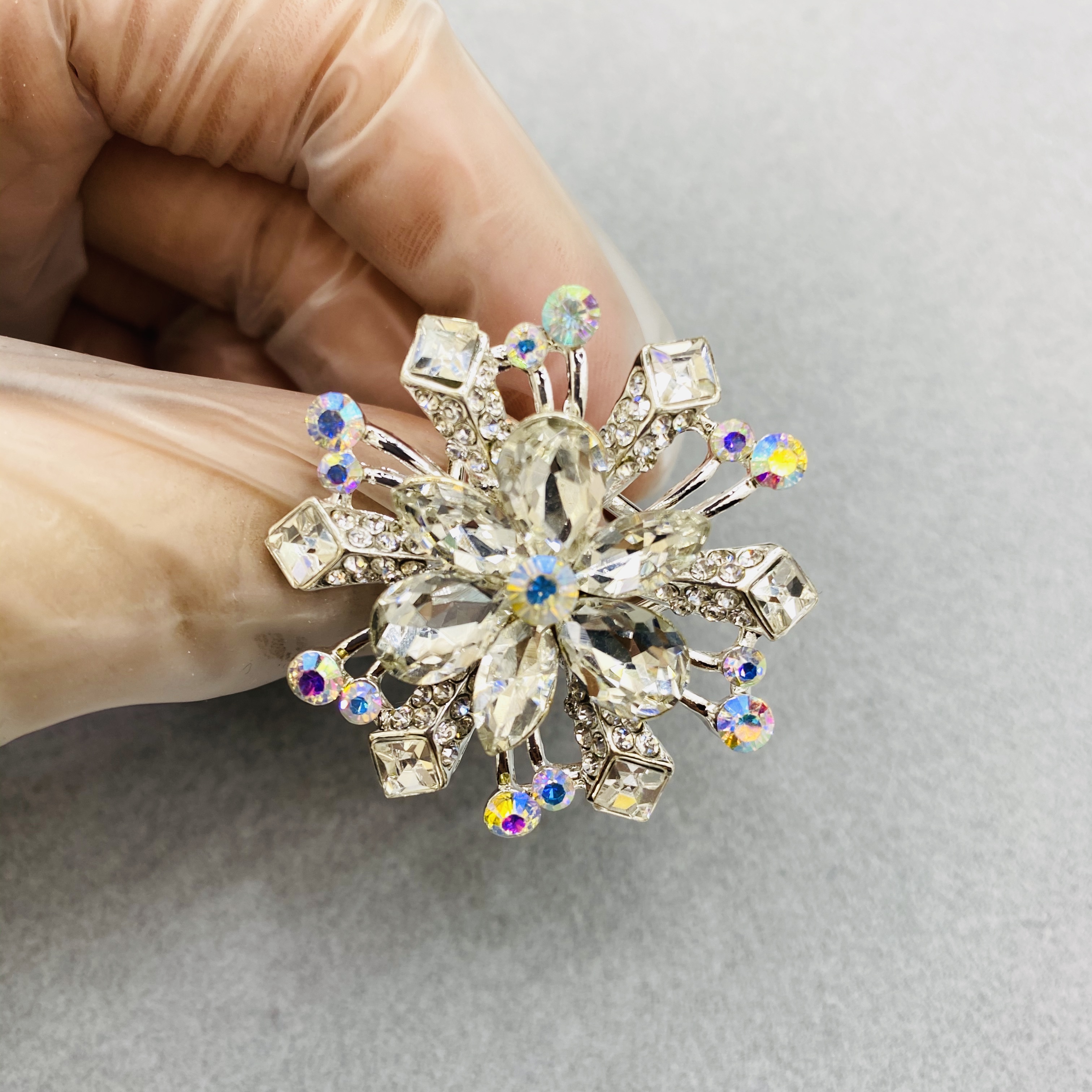 Snowflake series water diamond European and American retro brooch, elegant brooch, high-end silk scarf clasp birthday gift details Picture