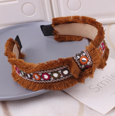 Embroidered Woolly Beard Border With Coffee Middle Knot