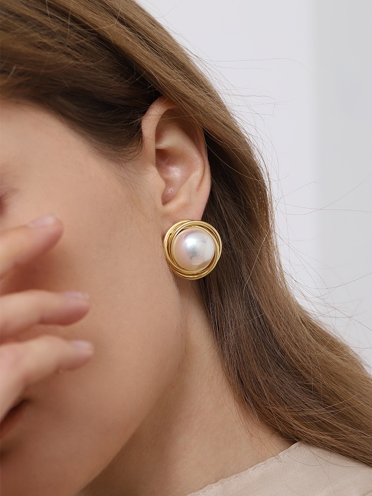 925 Silver needle high-end spiral pearl stud earrings, retro Hong Kong-style grand earrings for women, Korean-style trendy earrings Application Scenario