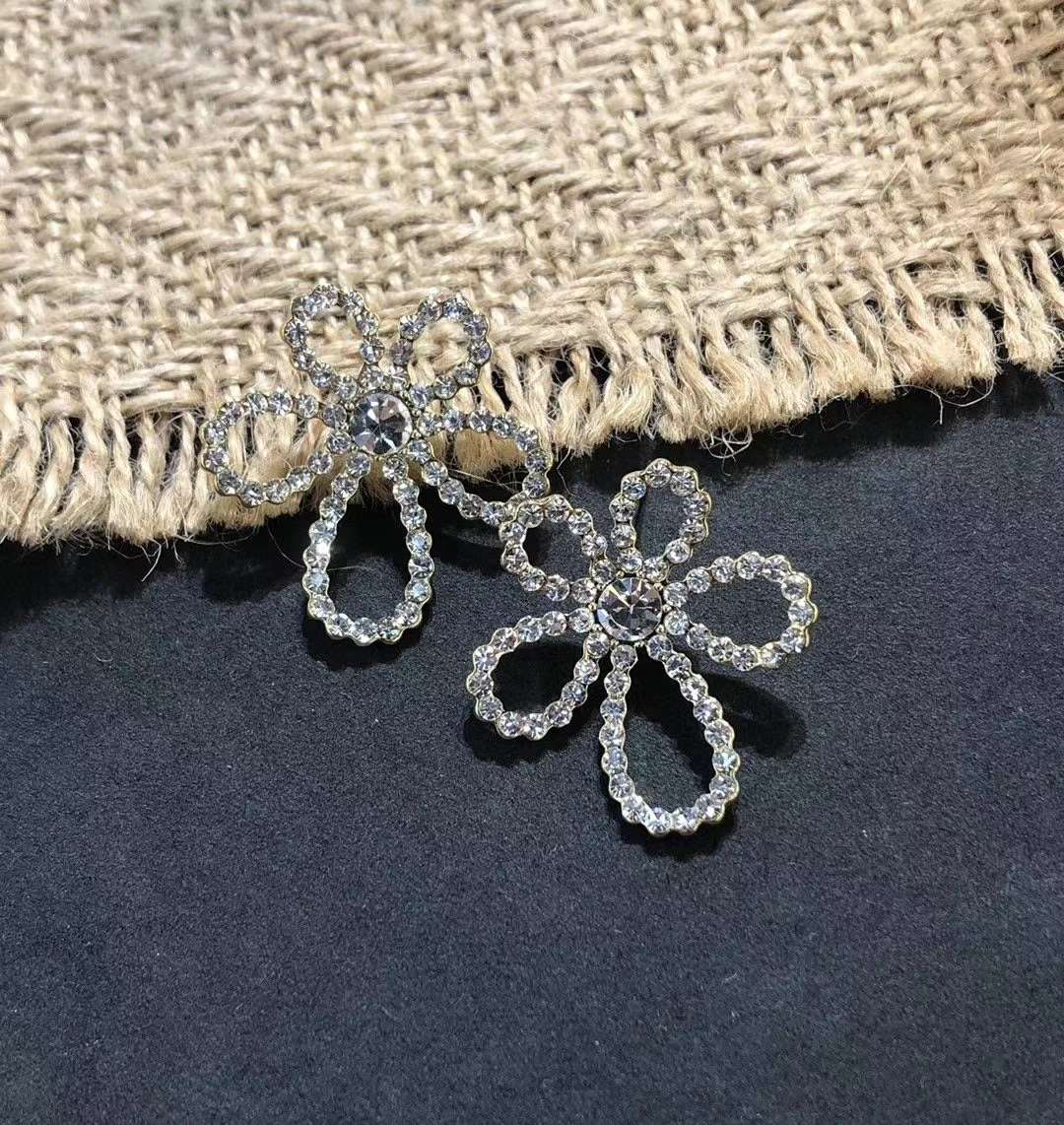 Retro French design flower earrings, high-end summer stud earrings for women, Korean-style high-end internet-famous earrings Application Scenario