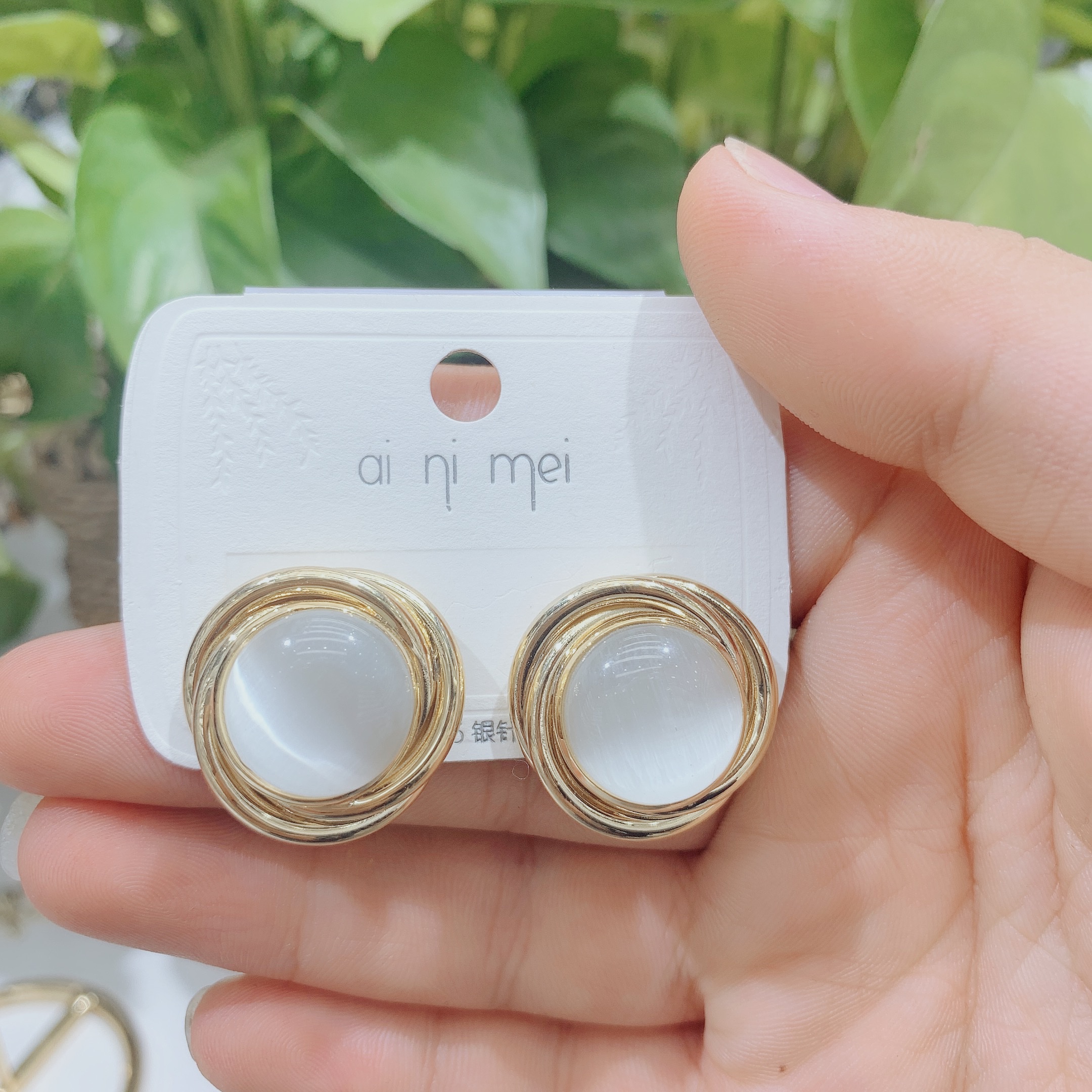 Earring Women's 2021 new trendy summer earrings, high-end stud earrings, elegant and grand, retro Hong Kong style, attracting love details Picture