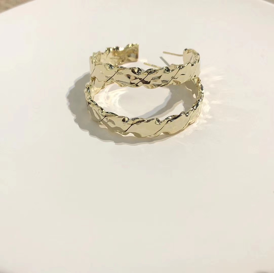 Retro diseño francés sentido de metal C pendientes para mujeres verano premium pendientes coreanos temperamento premium influencers orejeras