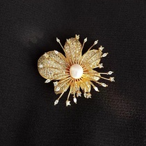 Blooming flower brooch