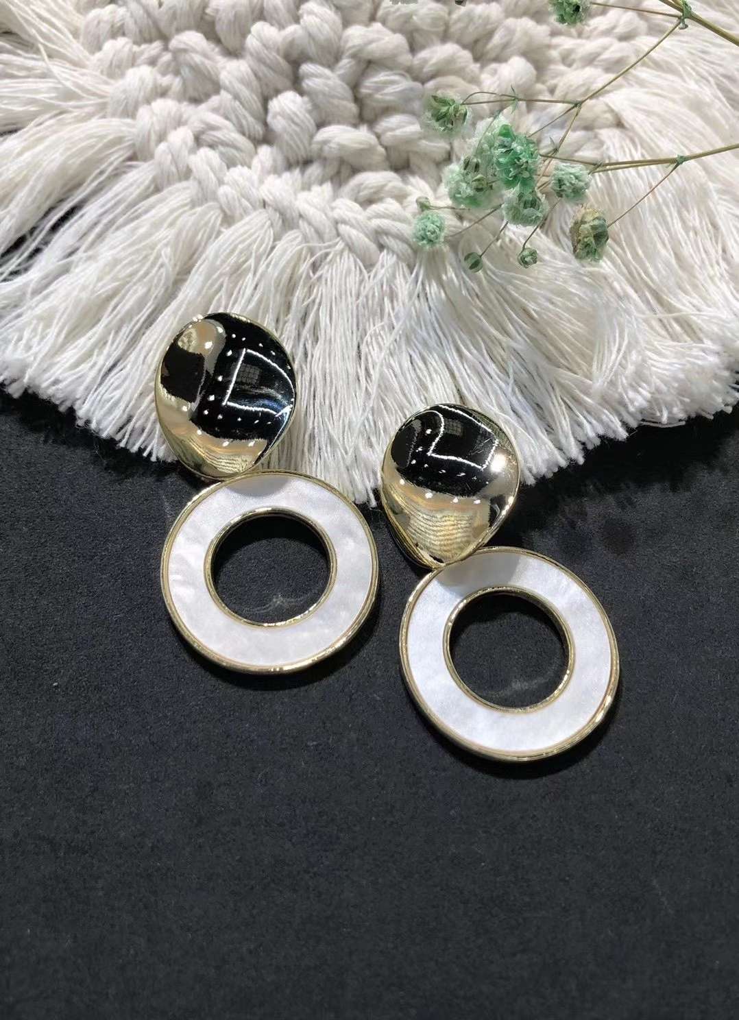 The Pearl Bean minimalist round ear studs, a new 2021 trendy and simple women's small earrings and earrings Application Scenario