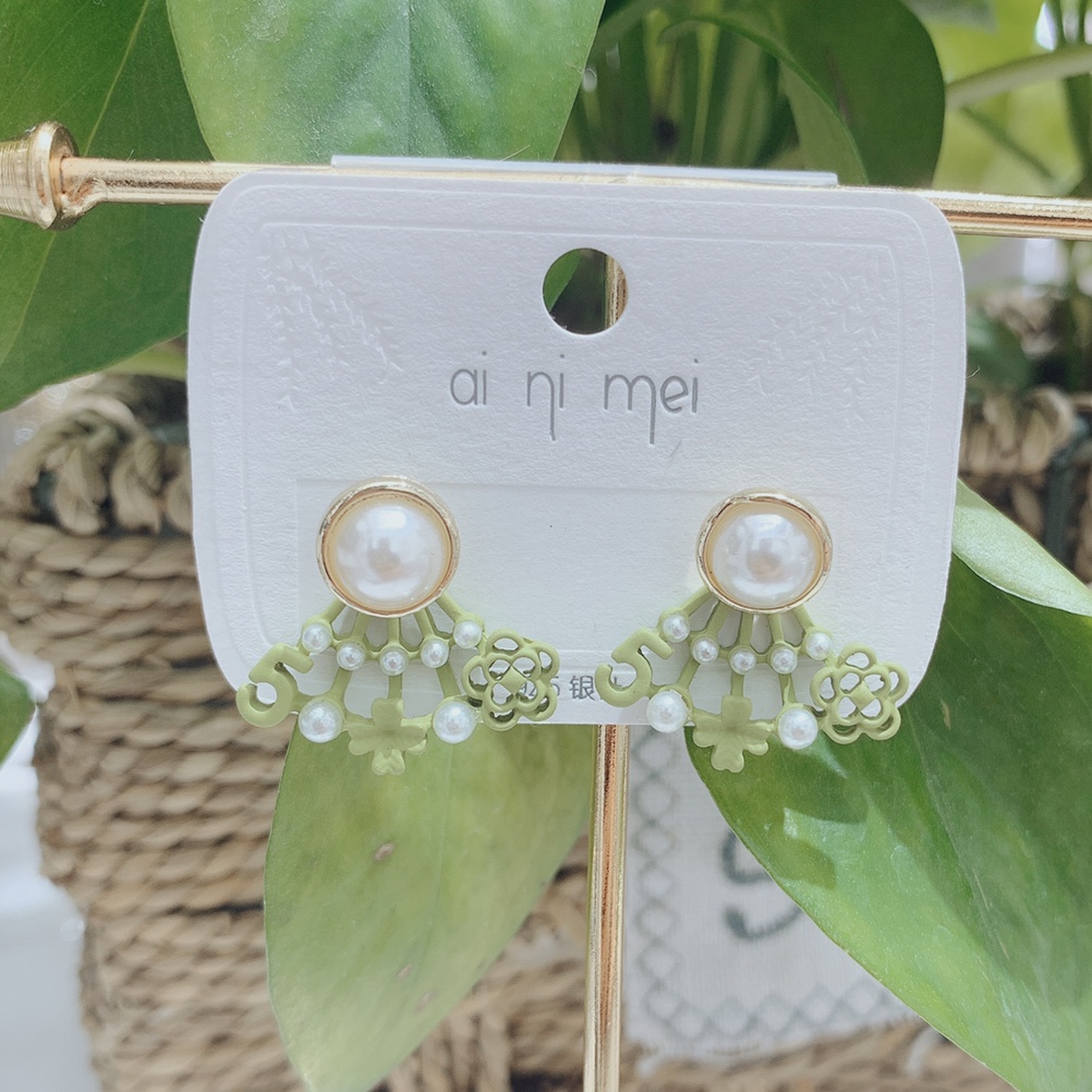 The pearl stud earrings are a simple, fashionable, casual, versatile, slimming, elegant, artistic, individualistic and trendy Korean-style green flower design