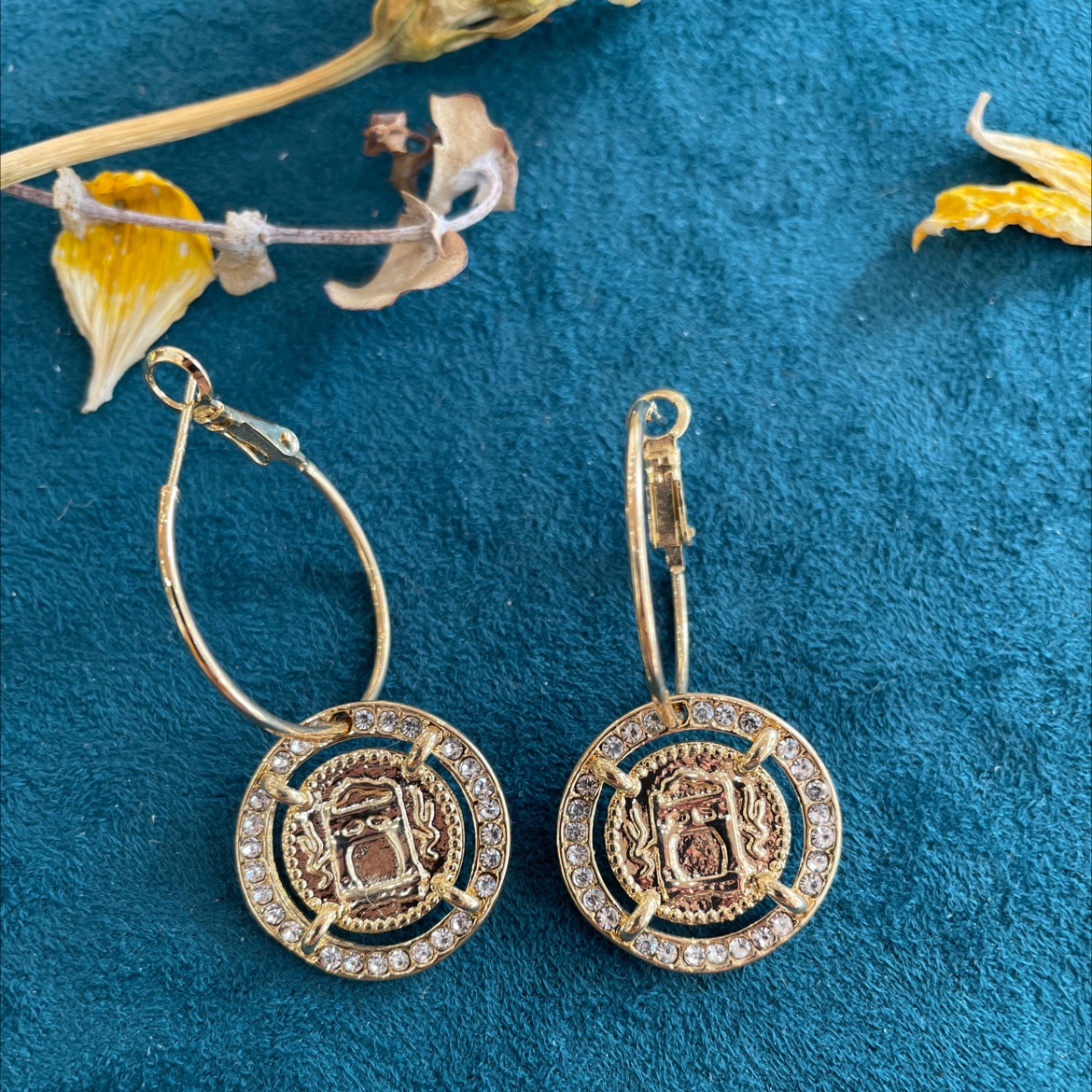 Yudie's new French retro portrait earrings, a light luxury and simple style s925 silver needle earrings