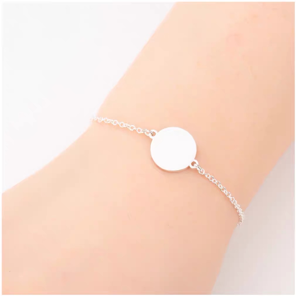 A versatile and trendy European and American accessory, a simple and fashionable stainless steel round piece necklace and bracelet for women Application Scenario