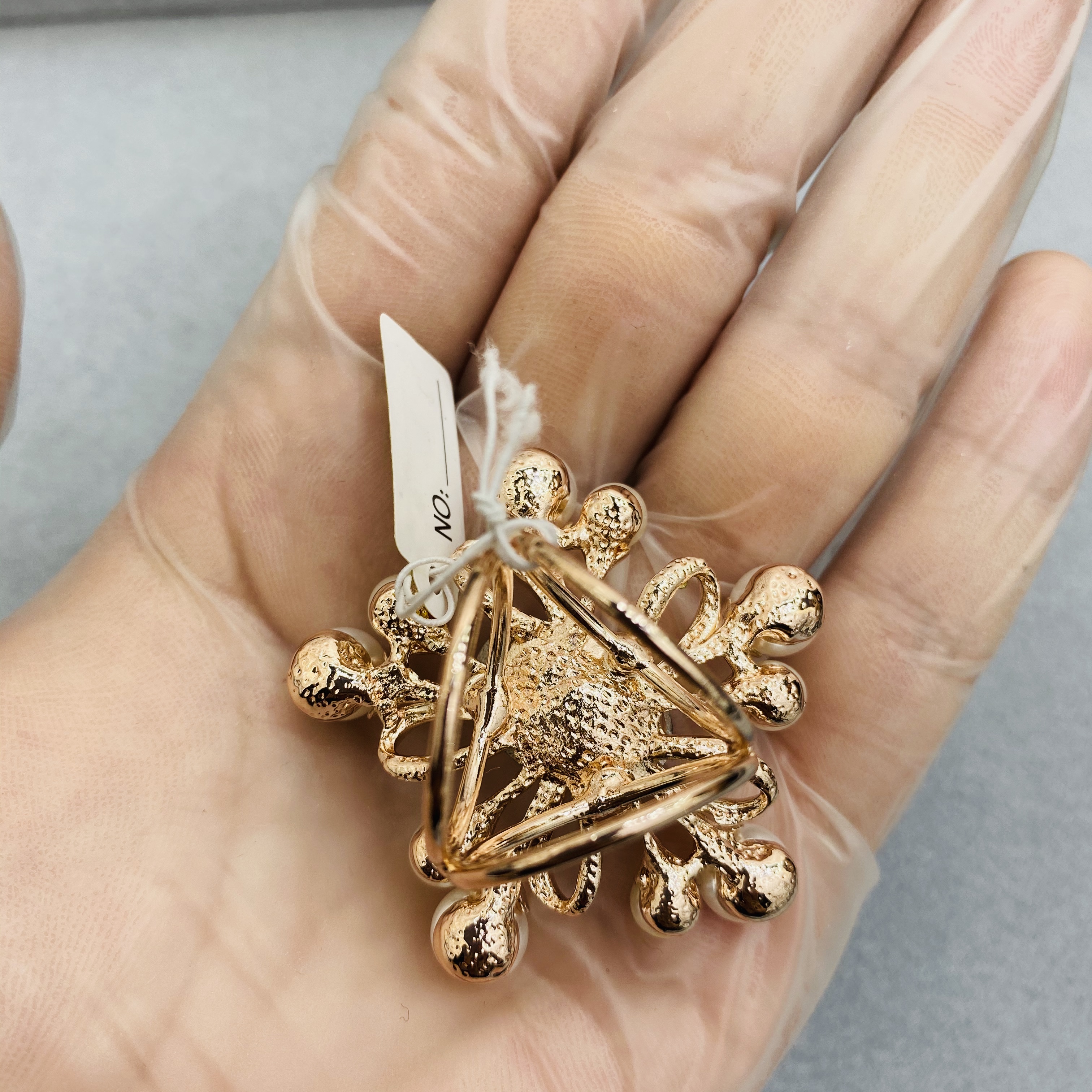 European and American retro alloy pearl crystal rhinestone brooch, elegant brooch, high-end silk scarf clasp birthday gift Application Scenario