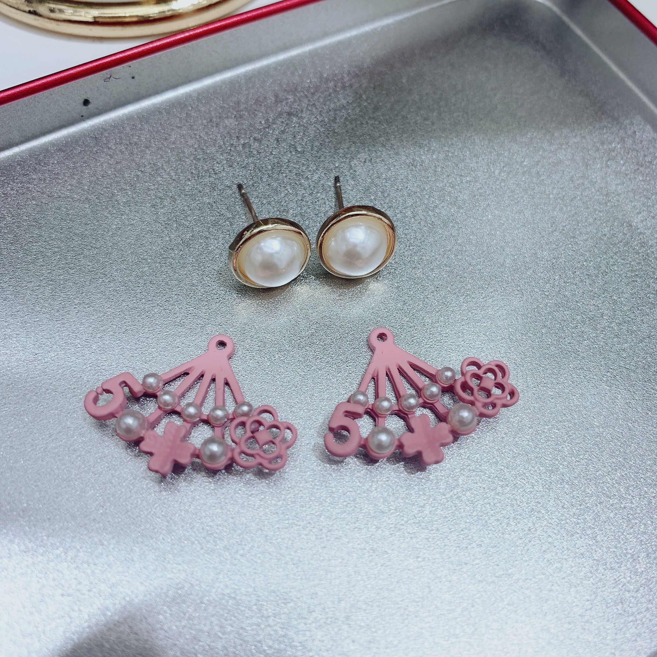 The pearl stud earrings are a simple, fashionable, casual, versatile, slimming, elegant, artistic, individualistic and trendy Korean-style pink flower design details Picture