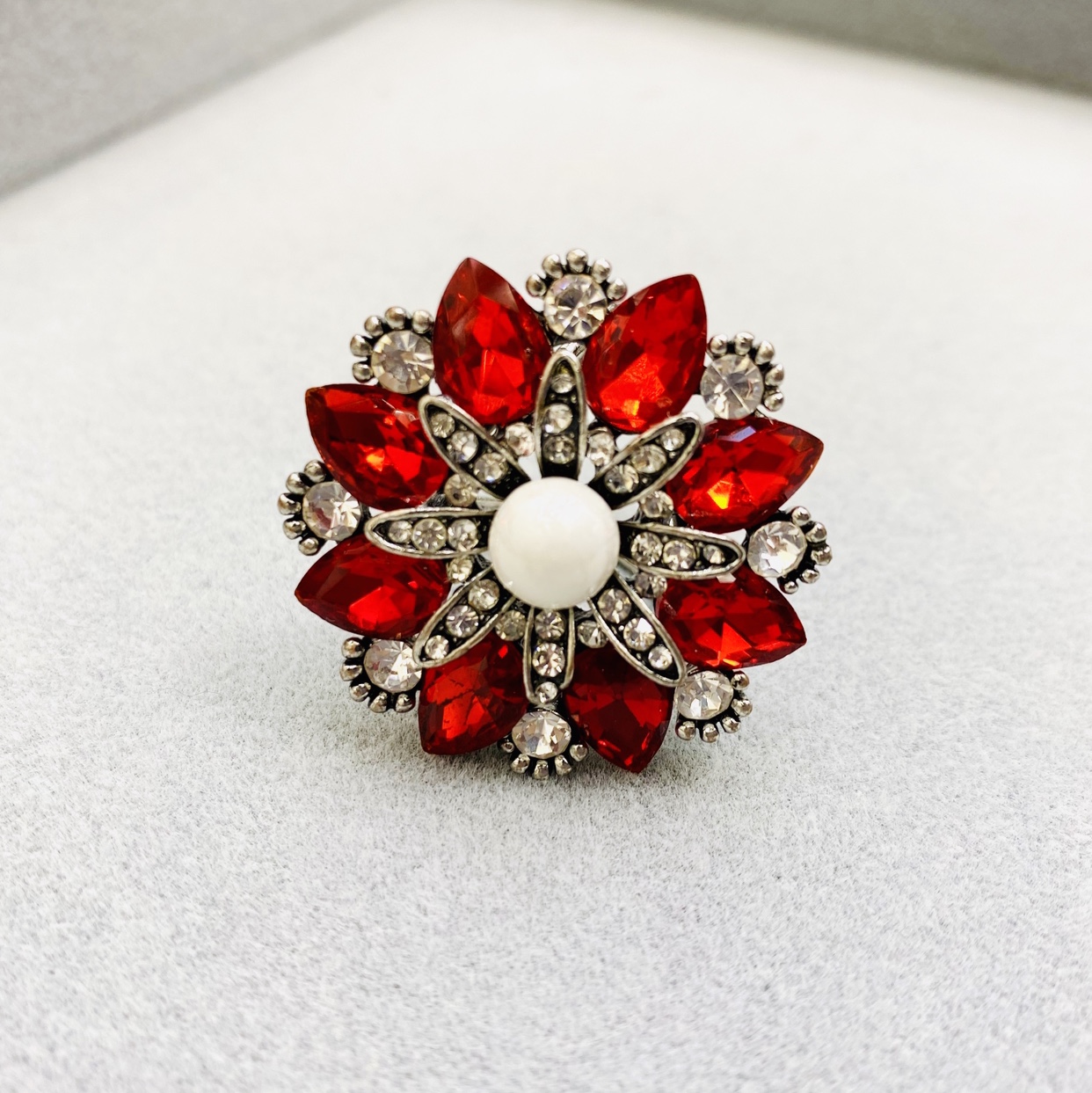 European and American retro snowflake series water diamond crystal alloy pearl brooch, elegant brooch, high-end silk scarf clasp birthday gift