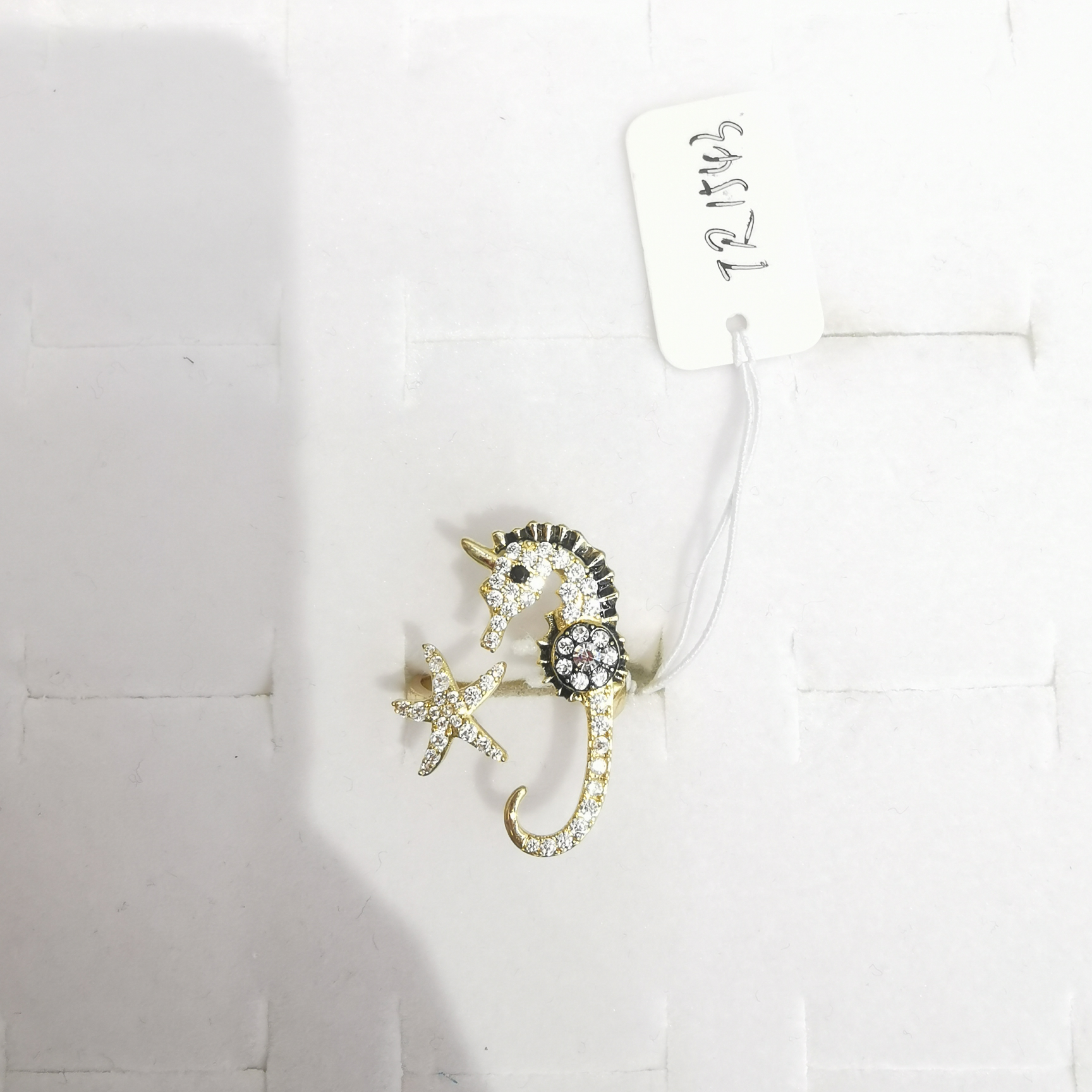 Seahorse ring looks good