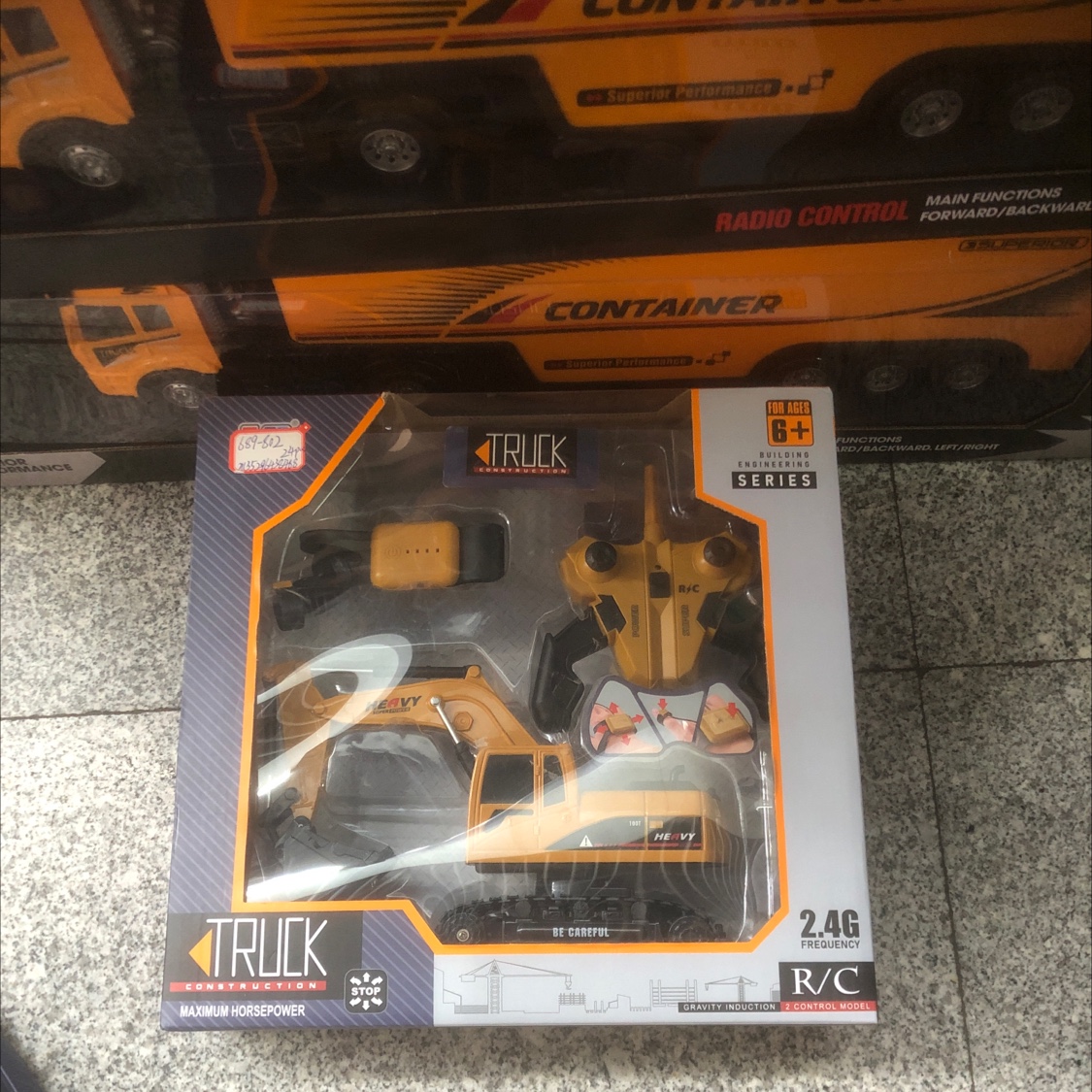 Remote-controlled toy car engineering vehicle