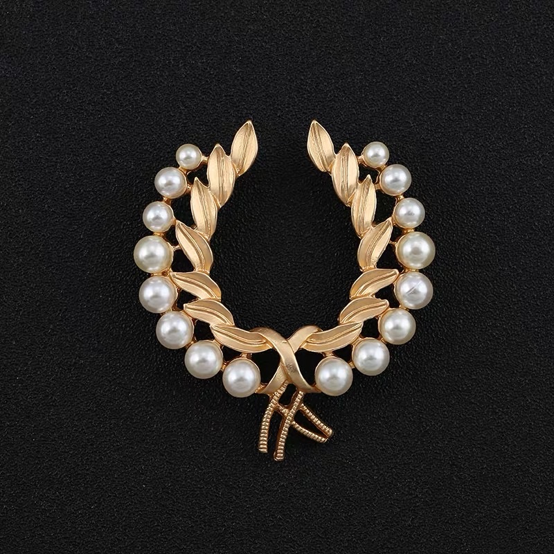 New Baroque-style brooch, artistic and retro matte gold pearl, versatile suit cardigan, overcoat and clothing accessories Item Picture