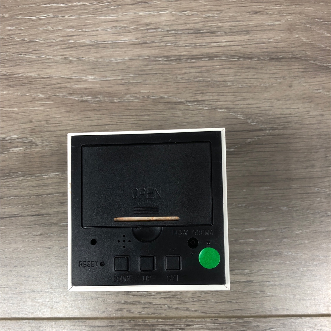 The 9013 small square electronic clock is a time, temperature and date alarm clock with automatic and manual brightness adjustment and memory function details Picture
