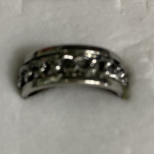 The same rotary stainless steel chain ring that can open beer bottle caps is a unisex ring