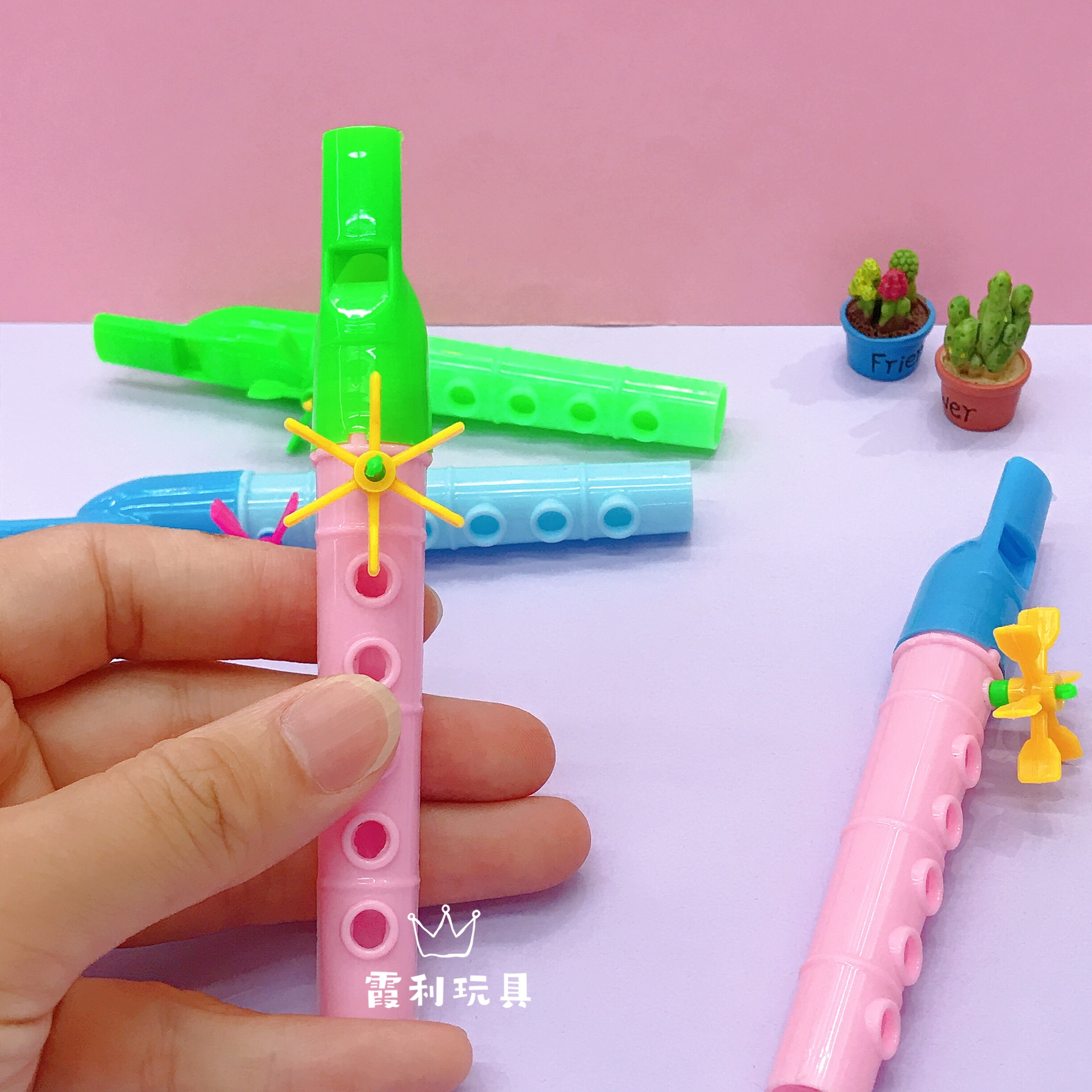 A plastic toy for children waiting for the bus to blow the whistle as a gift Specification image