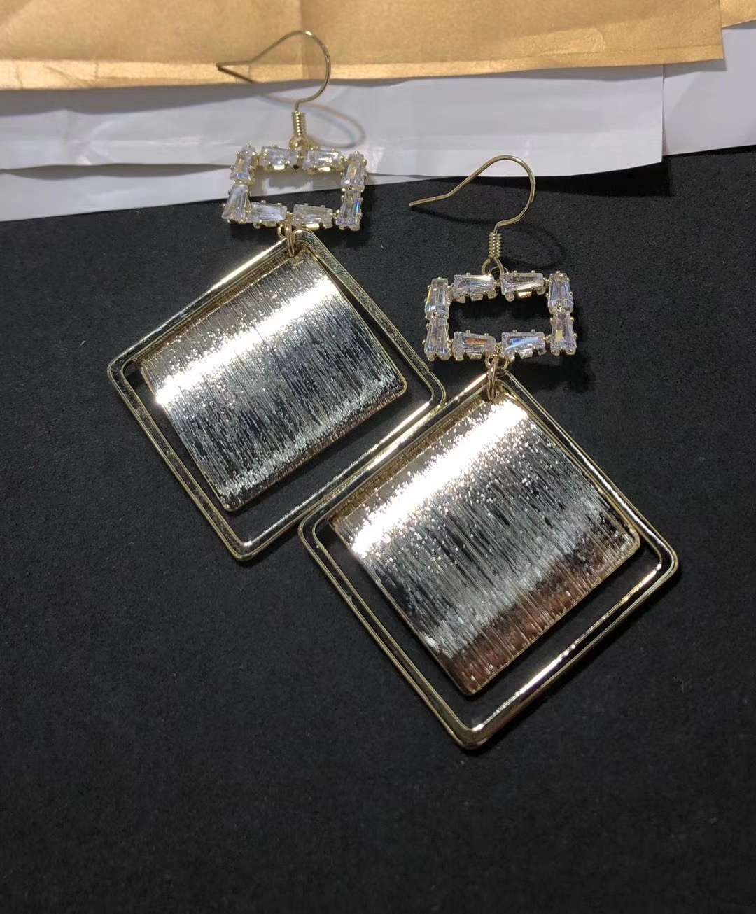 Retro French design style earrings, high-end summer stud earrings for women, Korean-style high-end internet-famous earrings Application Scenario