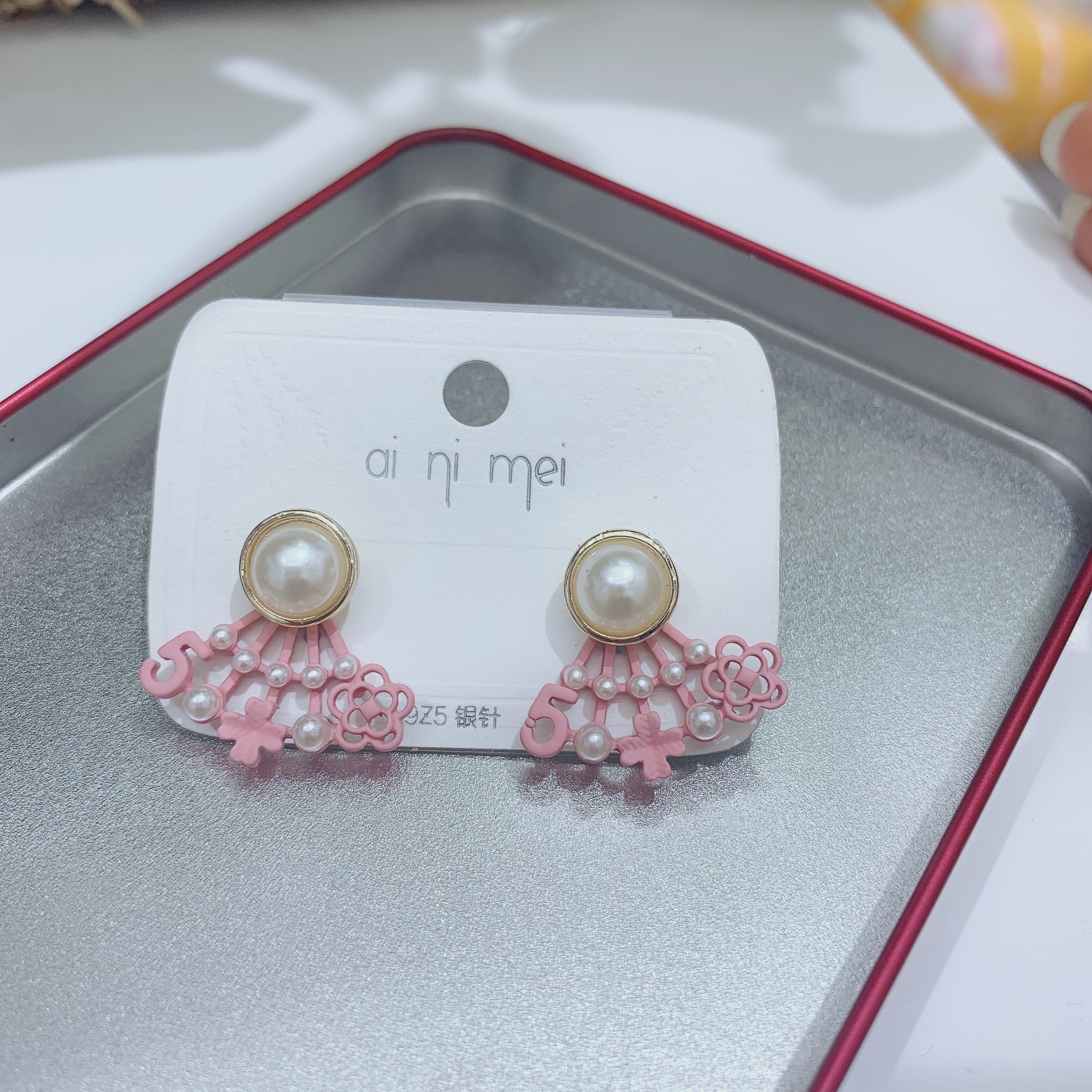 The pearl stud earrings are a simple, fashionable, casual, versatile, slimming, elegant, artistic, individualistic and trendy Korean-style pink flower design Application Scenario