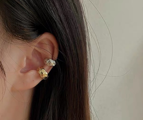 The French checkered cold style retro ear clips, without ear holes, exude a feminine charm and are simple and fashionable. The ear bone clips are ethereal and forest-like, extremely fairy-like detail image 5