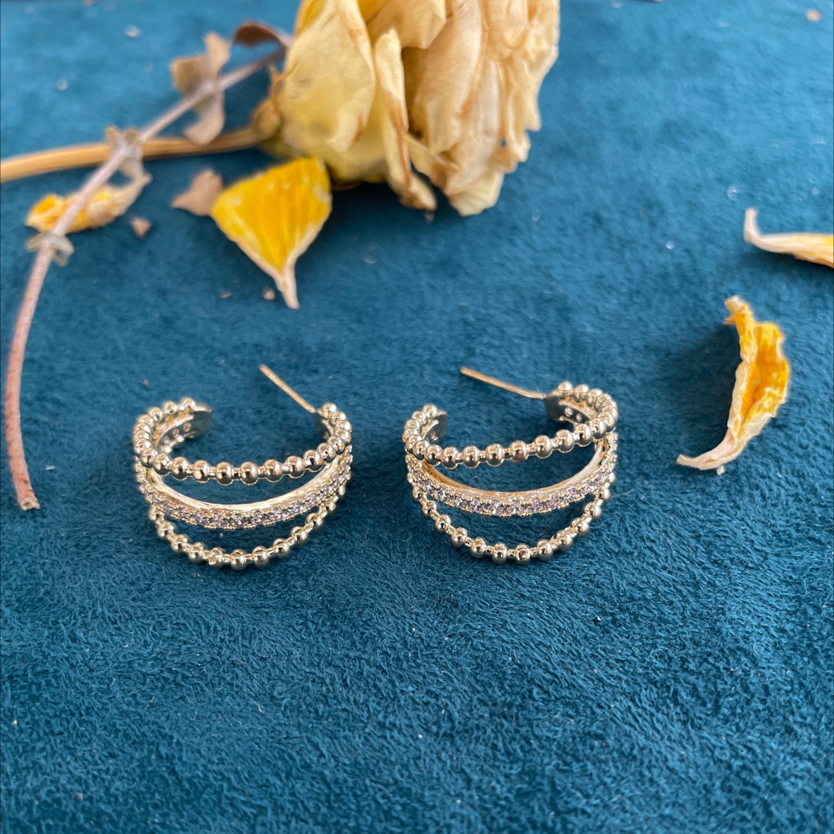 The new pearl earrings from Yudie are elegant and stylish accessories with a delicate fragrance style. They are versatile and unique, featuring European and American earrings and stud earrings details Picture