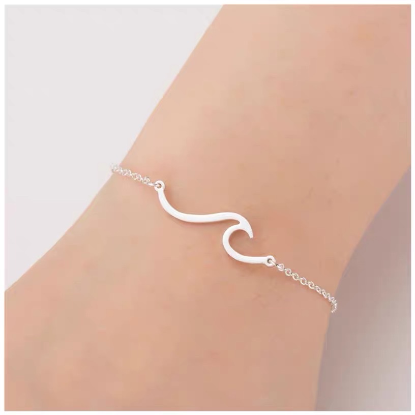 A versatile and trendy European and American accessory, a simple and fashionable stainless steel wavy necklace and bracelet for women Application Scenario