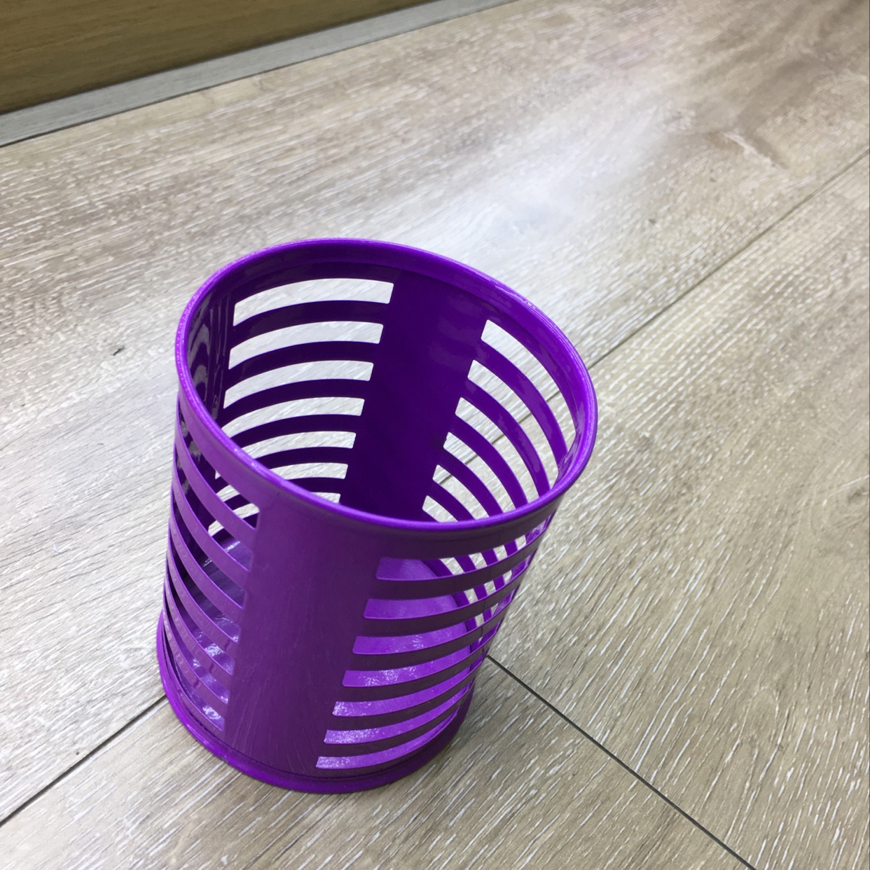 The round pen holder is in color