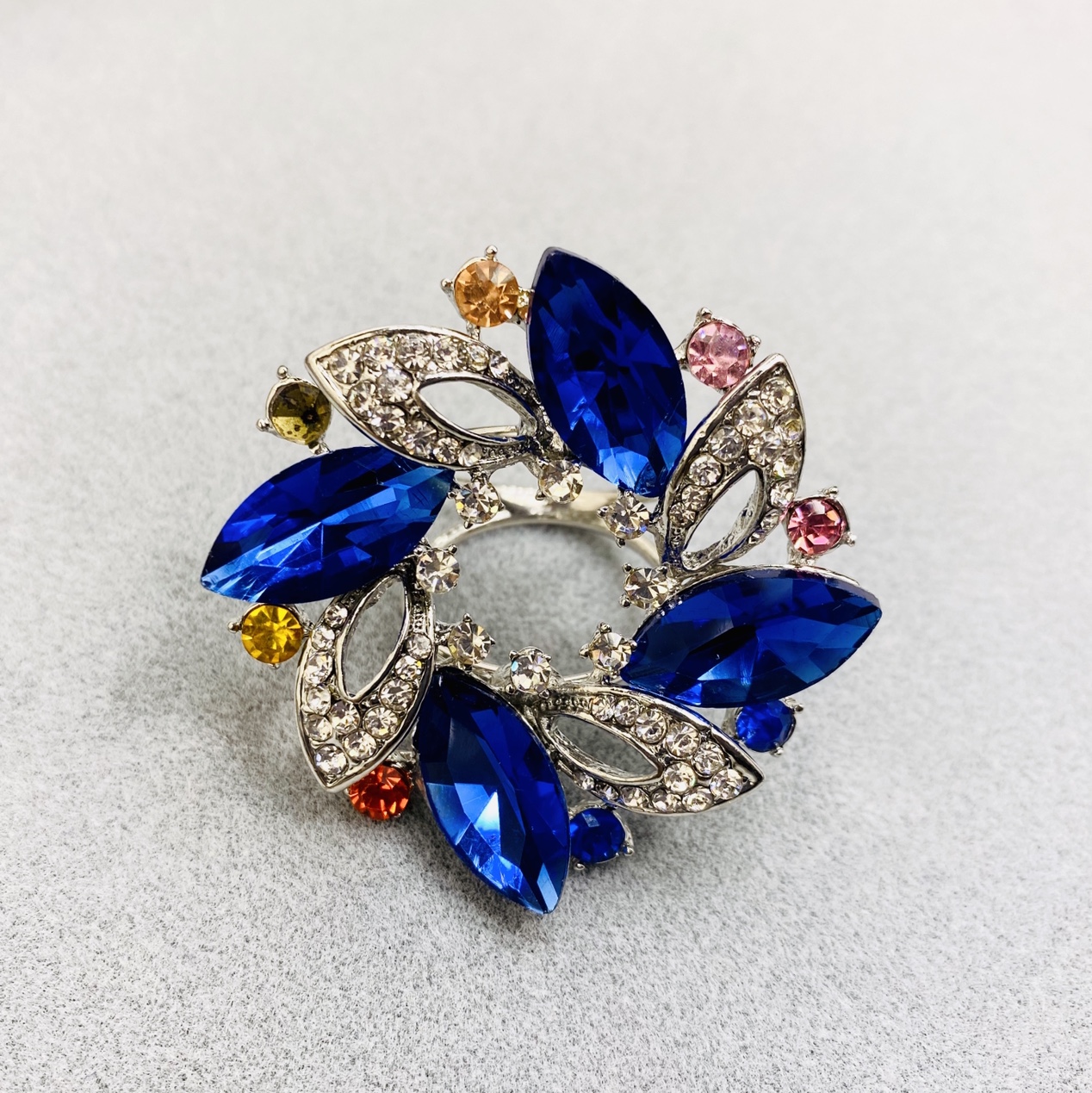 European and American retro crystal rhinestone alloy corsage, elegant brooch, high-end silk scarf clasp birthday gift