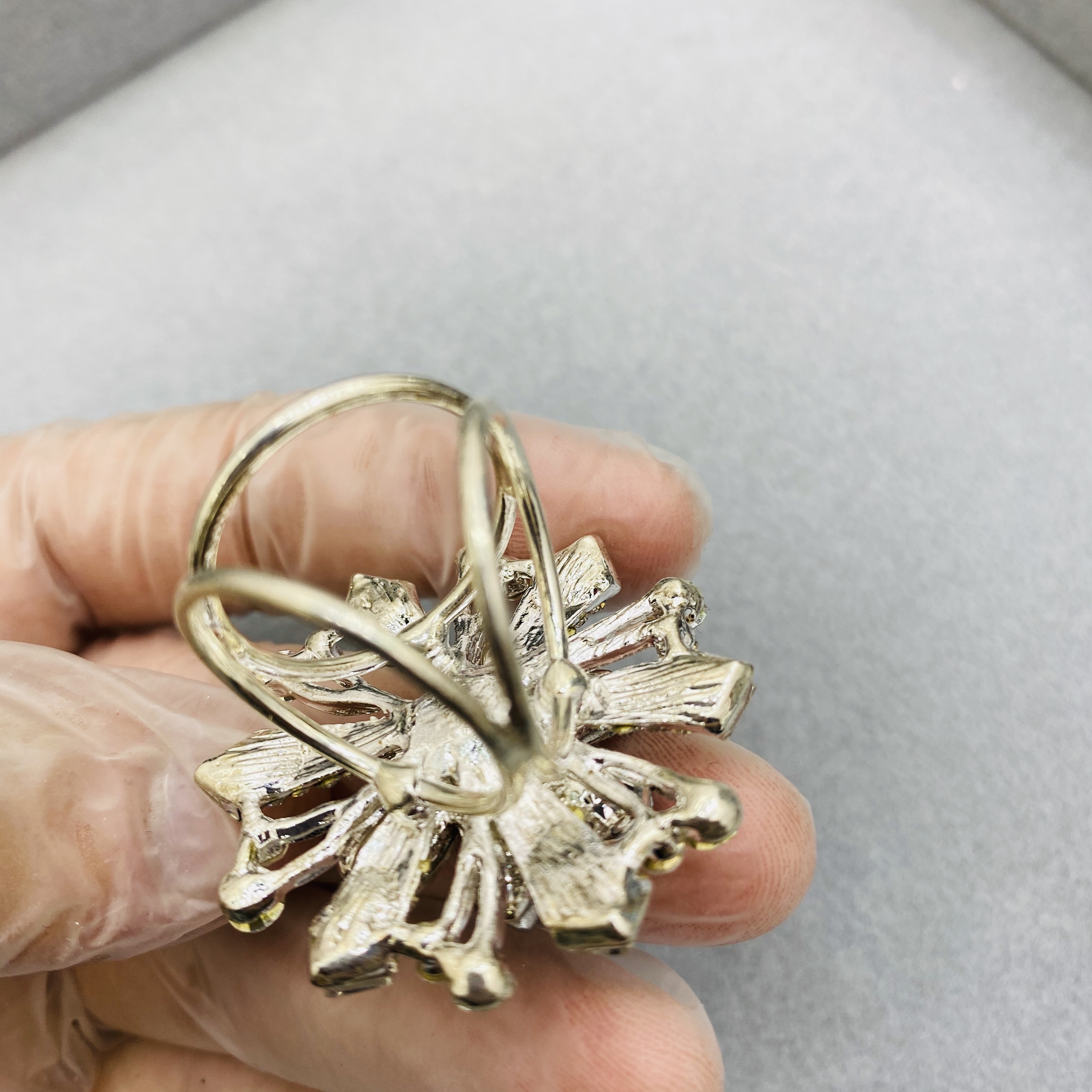 Snowflake series water diamond European and American retro brooch, elegant brooch, high-end silk scarf clasp birthday gift Application Scenario