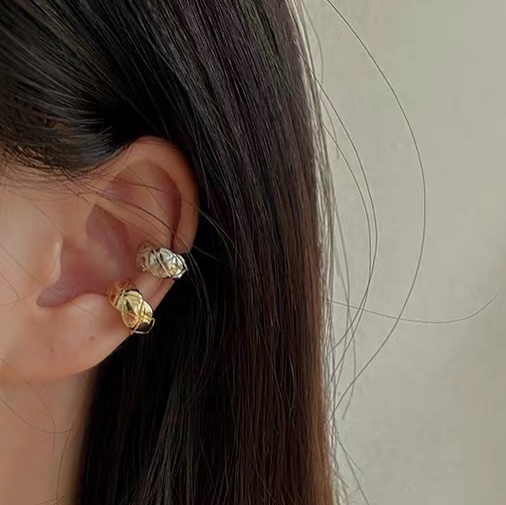 The French checkered cold style retro ear clips, without ear holes, exude a feminine charm and are simple and fashionable. The ear bone clips are ethereal and forest-like, extremely fairy-like