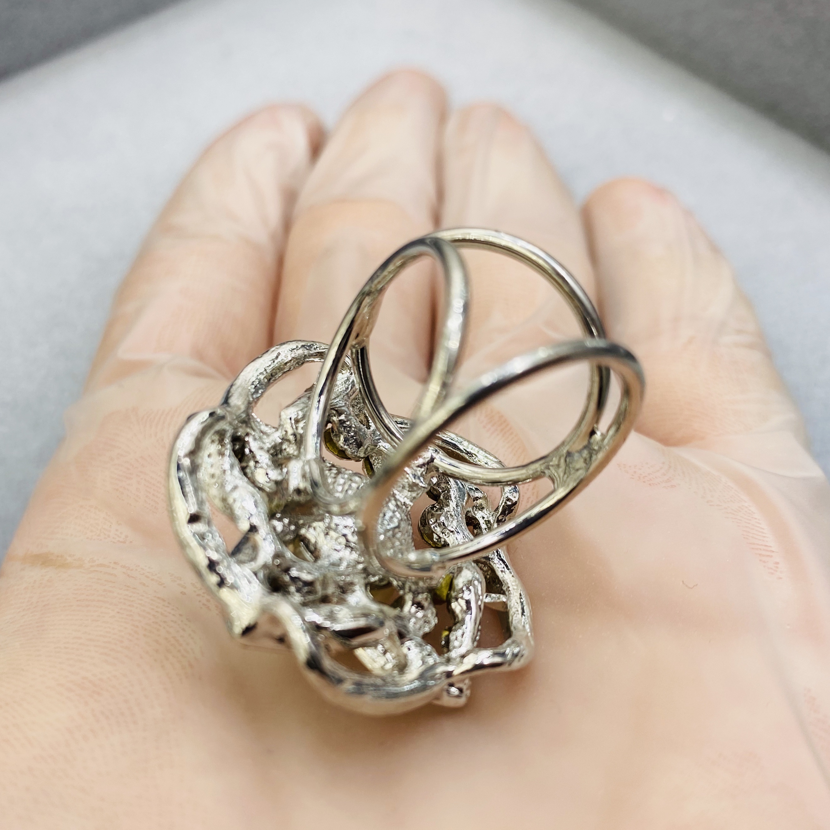 European and American retro rhinestone alloy pearl brooch, elegant brooch, high-end silk scarf clasp birthday gift details Picture