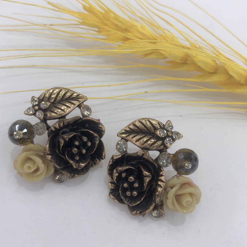 European and American retro sense of wind nostalgia Baroque court wind national wind earrings.