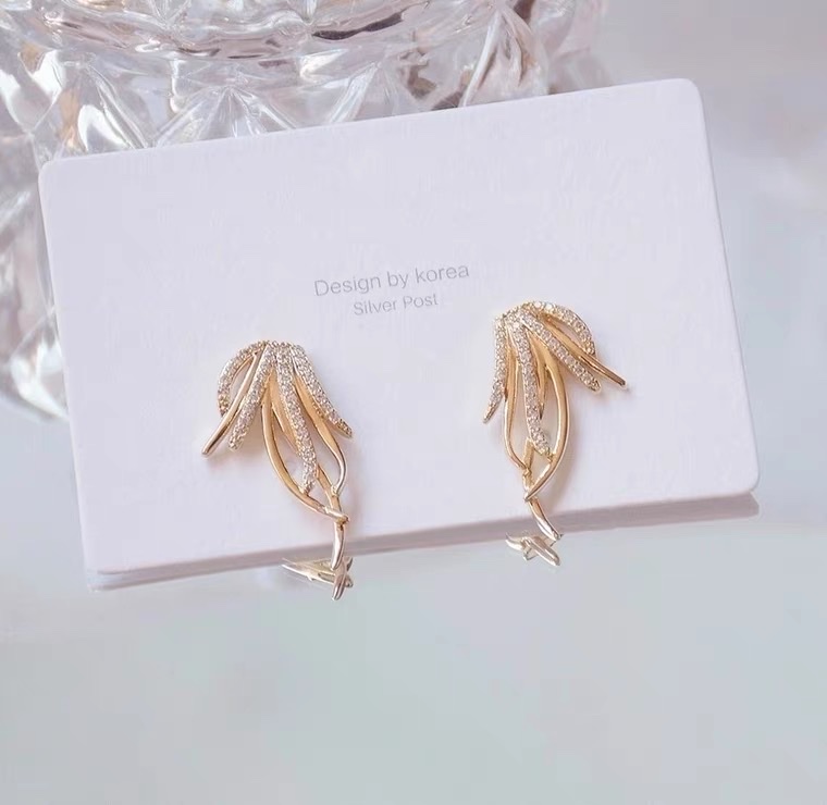 灵动的叶子原创设计银针气质不撞款耳钉夏季新款时尚轻奢耳环白底实物图