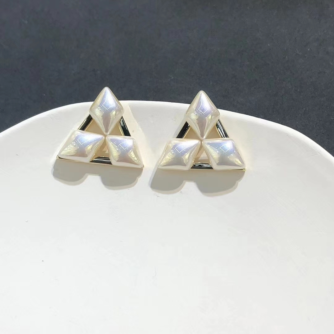 Retro French design triangle earrings, high-end summer stud earrings for women, Korean-style high-end internet-famous earrings