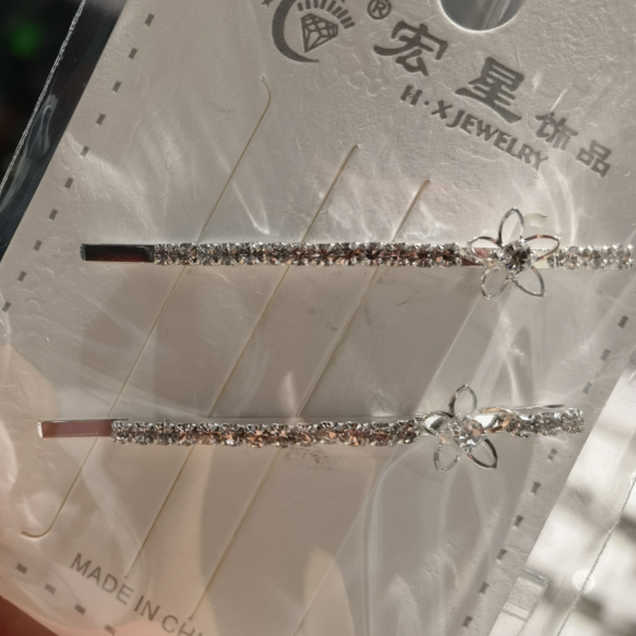 Sparkling diamond one-line hair clip, European and American catwalk fashion, versatile, full diamond bangs clip, popular headwear, side clip hair accessory for women 3