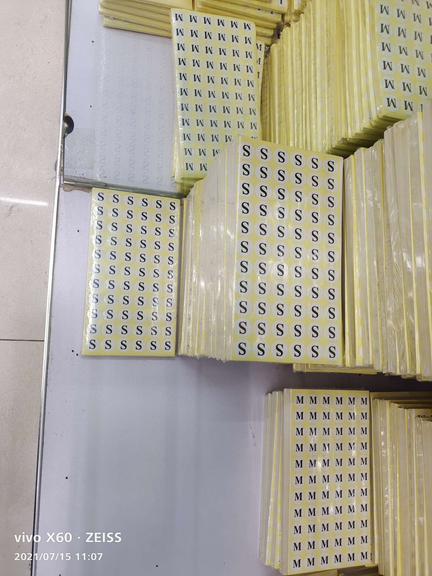 服装辅料白色贴纸m号细节图