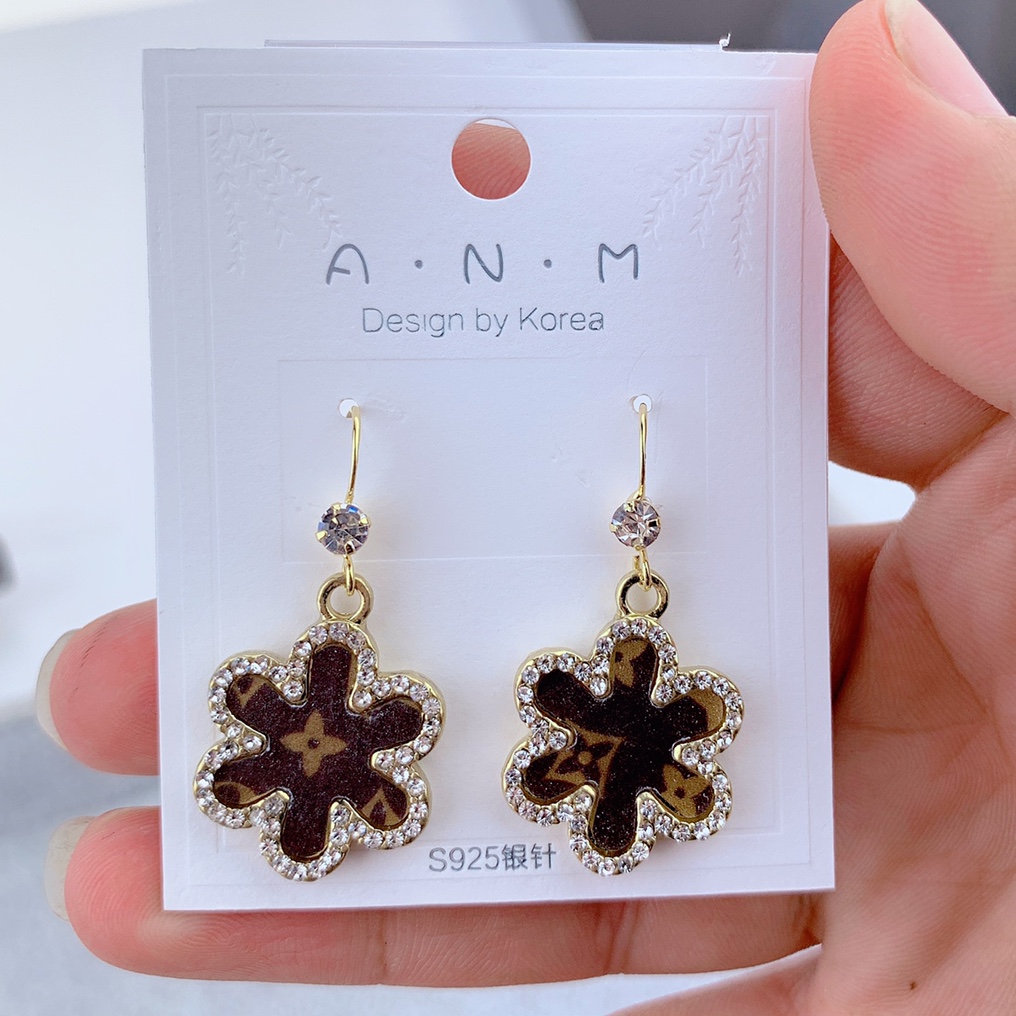 Flower earrings for women, summer, high-end, light luxury and ethereal ear hooks, 2021 new trendy earrings, elegant and niche earrings