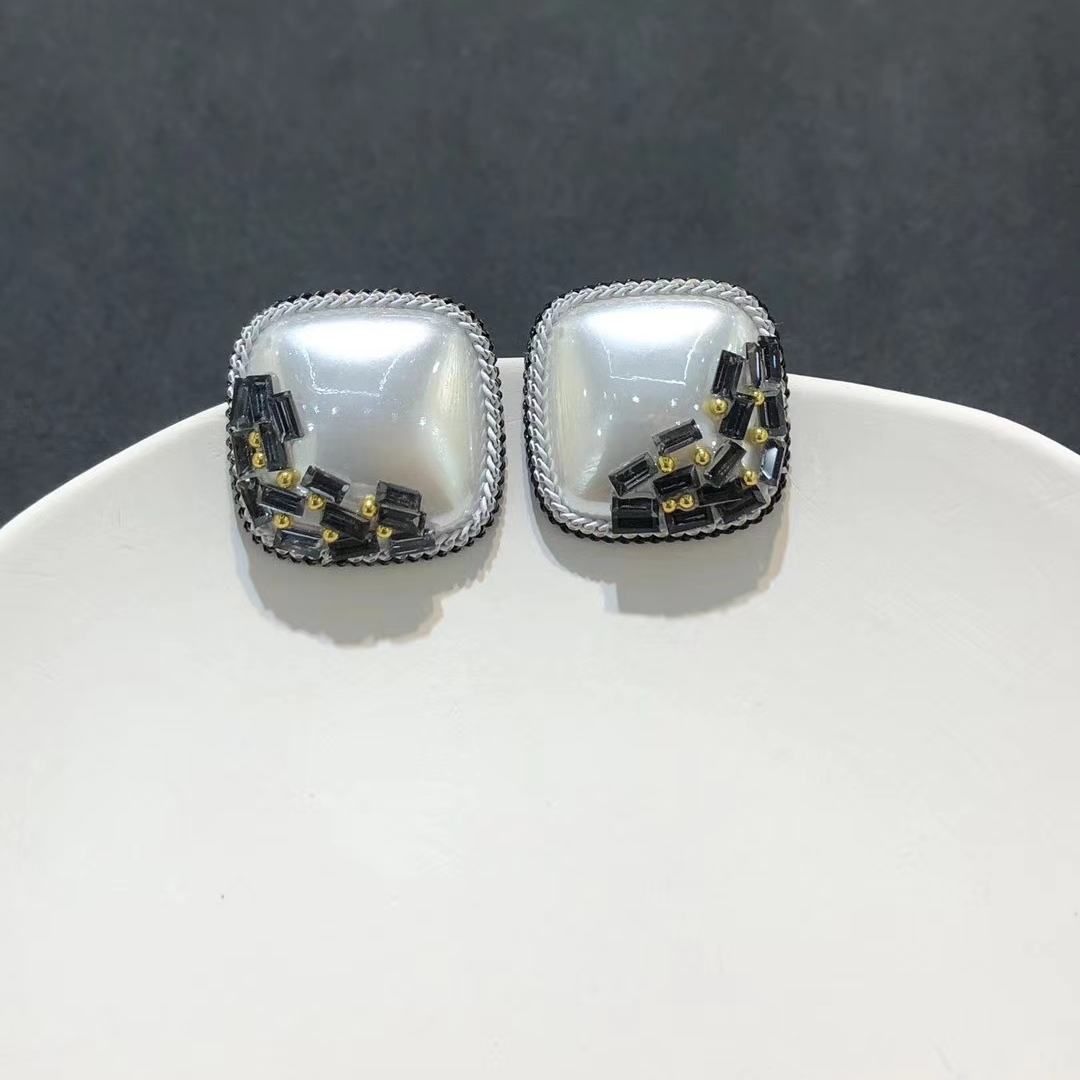 Retro French design style earrings, high-end summer stud earrings for women, elegant and sophisticated internet-famous earrings