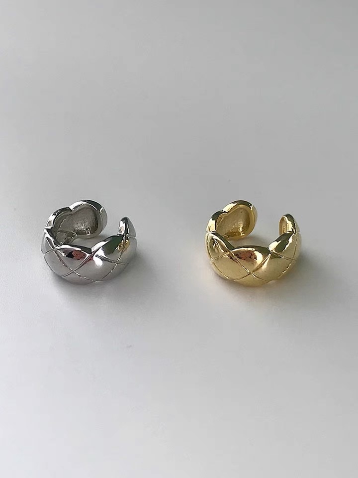The French checkered cold style retro ear clips, without ear holes, exude a feminine charm and are simple and fashionable. The ear bone clips are ethereal and forest-like, extremely fairy-like detail image 6