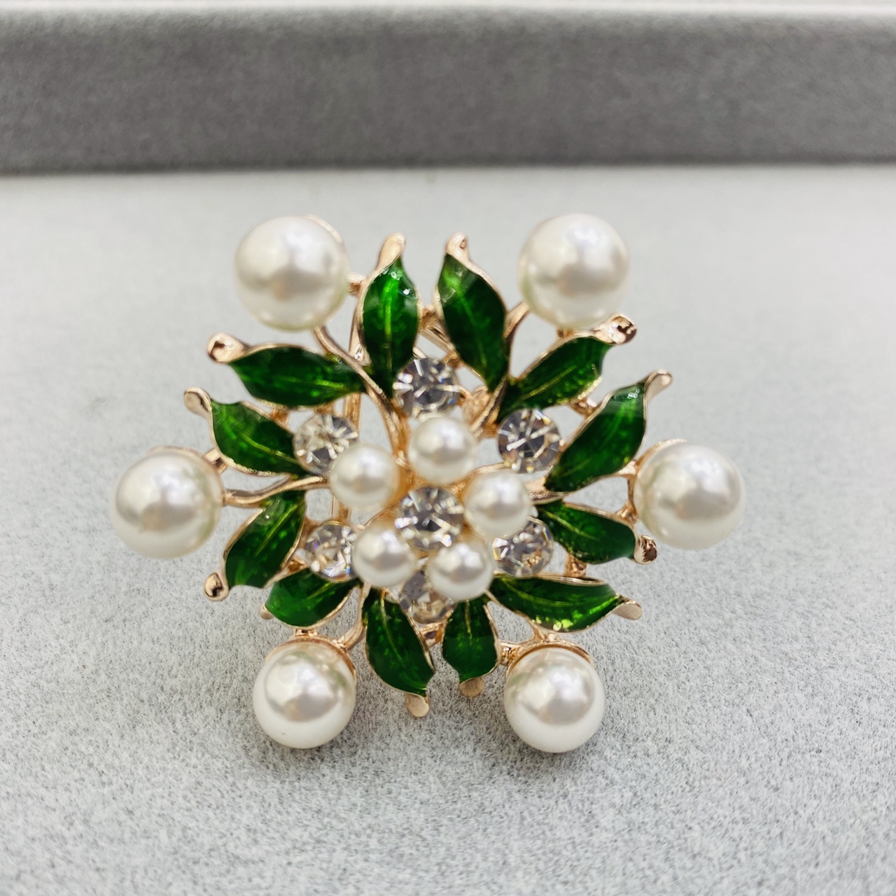 Pearl water diamond, European and American retro brooch, elegant brooch, high-end silk scarf clasp birthday gift