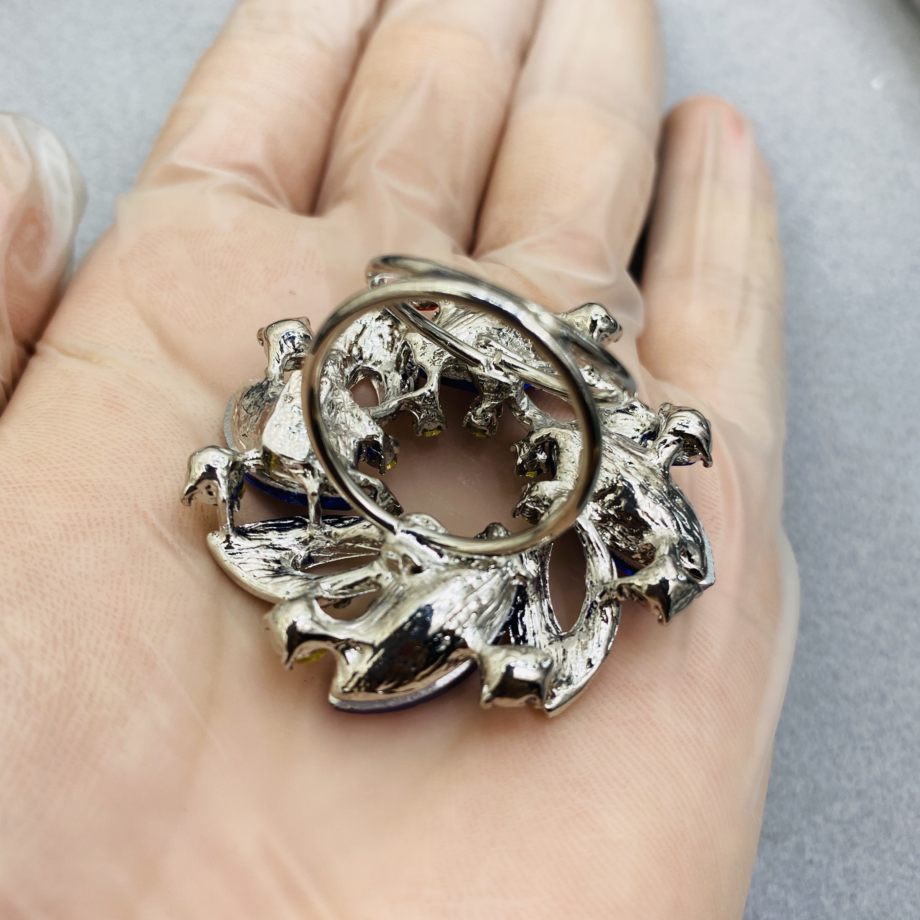 European and American retro crystal rhinestone alloy corsage, elegant brooch, high-end silk scarf clasp birthday gift details Picture