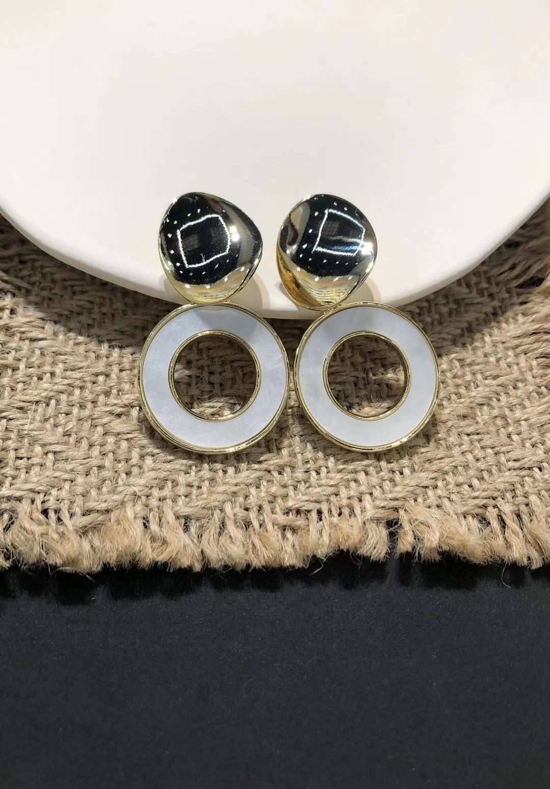 The Pearl Bean minimalist round ear studs, a new 2021 trendy and simple women's small earrings and earrings Item Picture