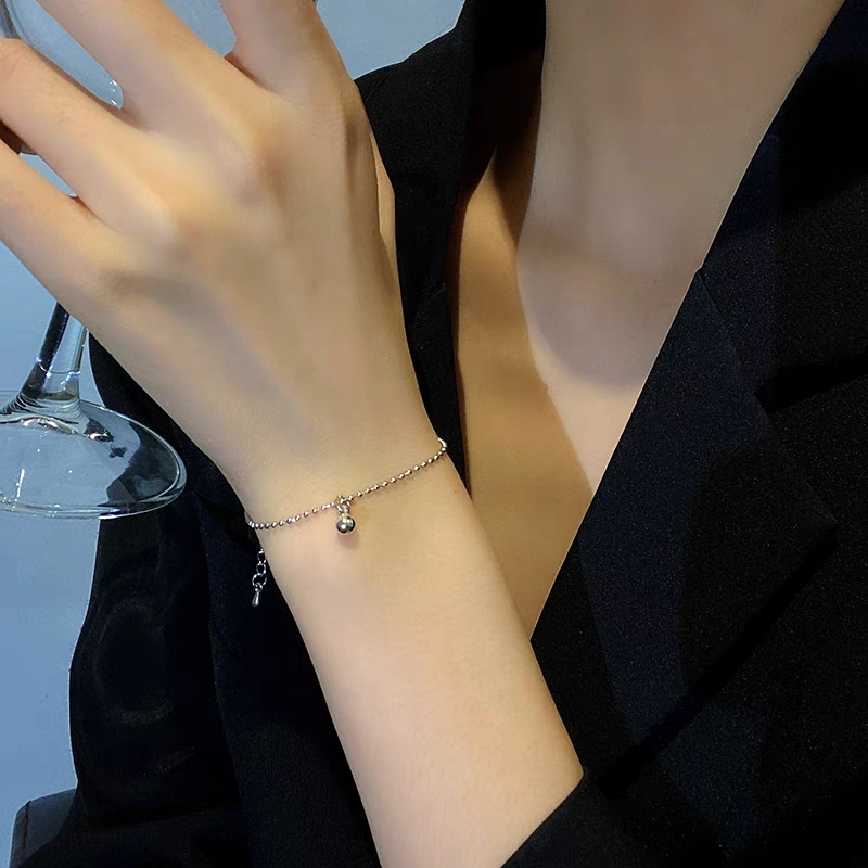 Pulsera de bola plateada para mujeres luz extravagins simplicidad viento frío sensación premium sentido del diseño de nicho nueva tendencia 2021 Item Picture