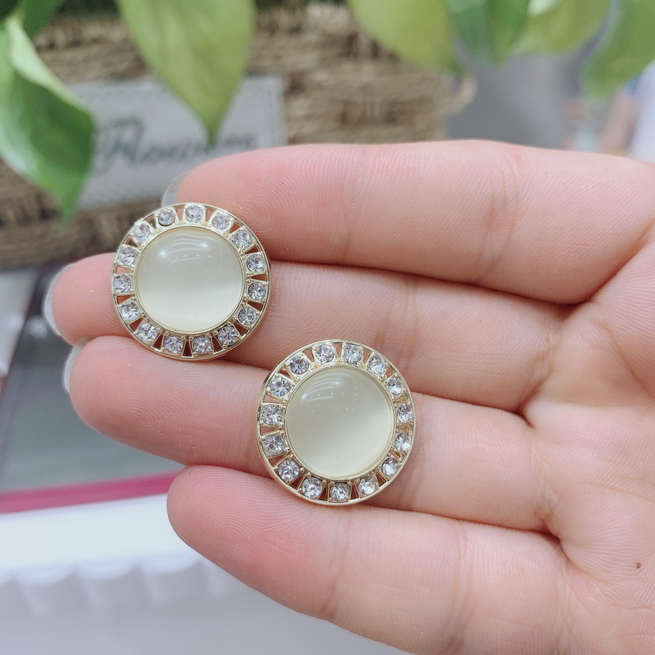 European and American style, retro charm, geometric ring, cat's eye, court style, simple and exaggerated S925 stud earrings, earrings for women Item Picture